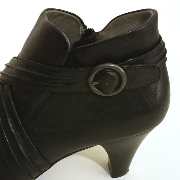 BORN Black Leather Stacked Heel Booties Size 11 - Picture 6 of 8